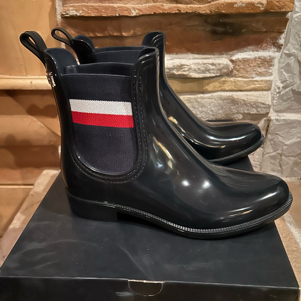 Tommy Hilfiger Navy Blue Ankle Rubber Boots size 6.5